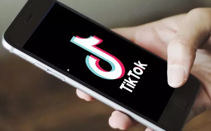 TikTok App auf einem Handy.