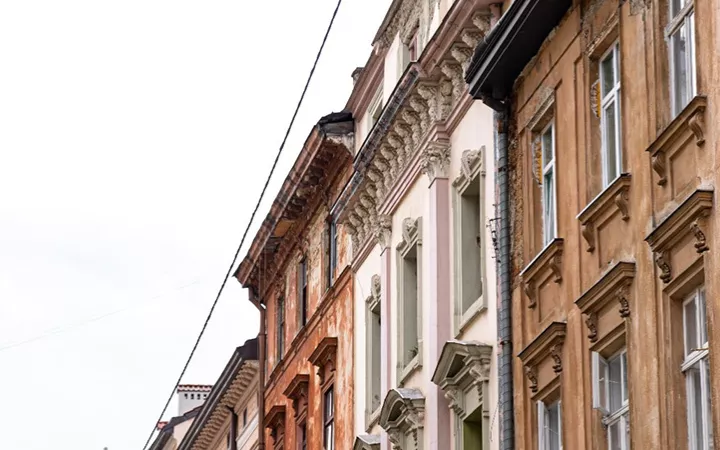 Eine Häuserzeile Altbauten