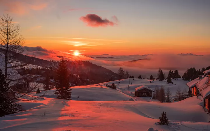 Schneebedeckte Winterlandschaft bei Sonnenaufgang oder Untergang