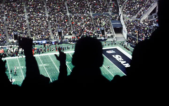 Eine jubelnde Menge mit Blick auf ein Football-Feld