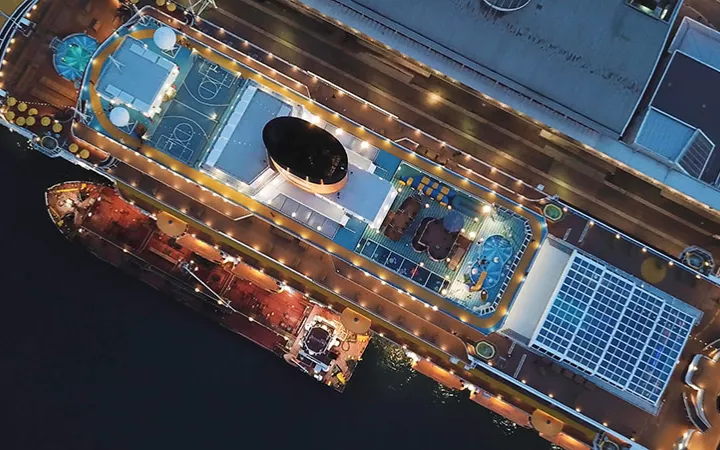 Ein Kreuzfahrschiff bei Sonnenuntergang auf der Vogelperspektive