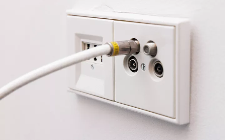 Symbolbild: Kabel in Anschlussdose