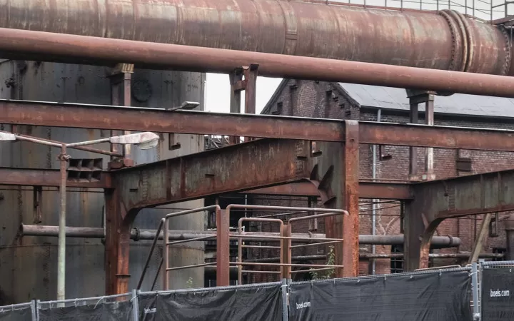 Landschaftspark Duisburg 970 x 430 Verrostete Stahlrohre und Fachwerkkonstruktionen im Landschaftspark Duisburg-Nord, einem ehemaligen HĂĽttenwerk in Duisburg-Meiderich