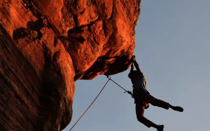 Freeclimbing Person, die an Felsen klettert