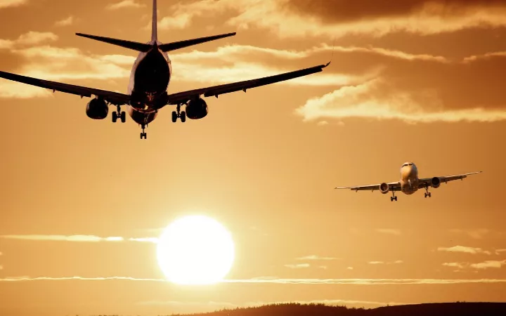 Herbstreiseziele Flugzeuge im Sonnenuntergang