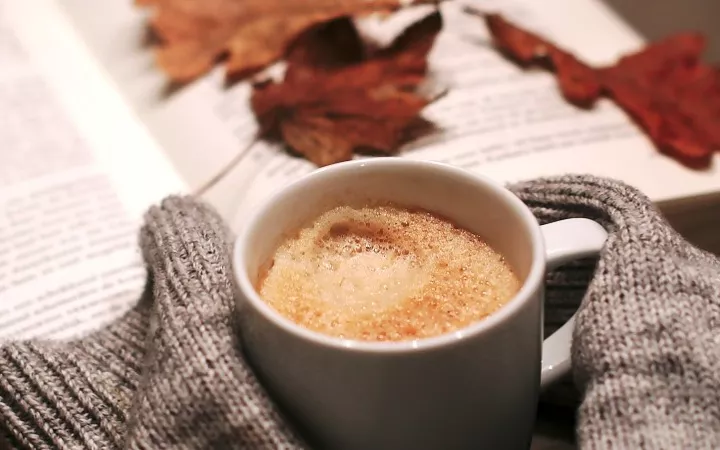 Kaffee und Buch im Herbst Kaffee Header 970