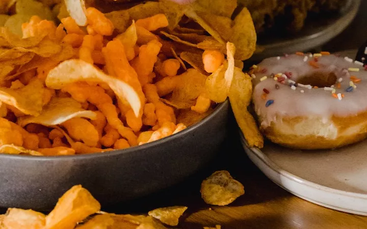 Snacks Chips und Donuts
