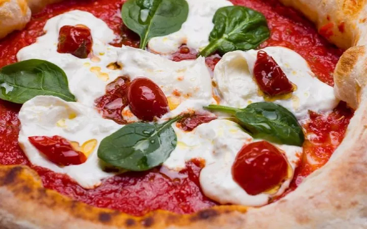 Header Pizza 970 Pizza mit Käse, Tomaten und Basilikum