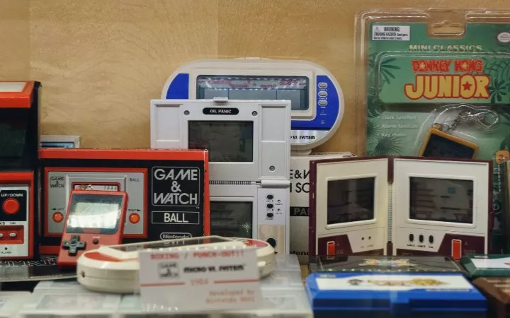 Header Gameboy 970 alte Gamboys auf einem Tisch