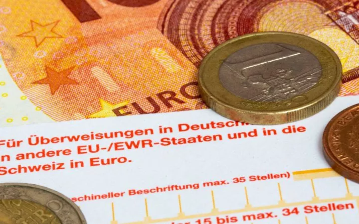 Geld auf einem Überweisungsschein