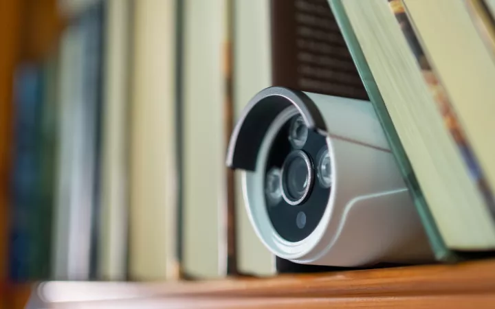 Header versteckte Kamera 970 Kamera zwischen Büchern