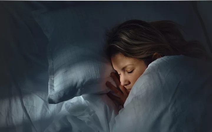 Frau liegt im Bett
