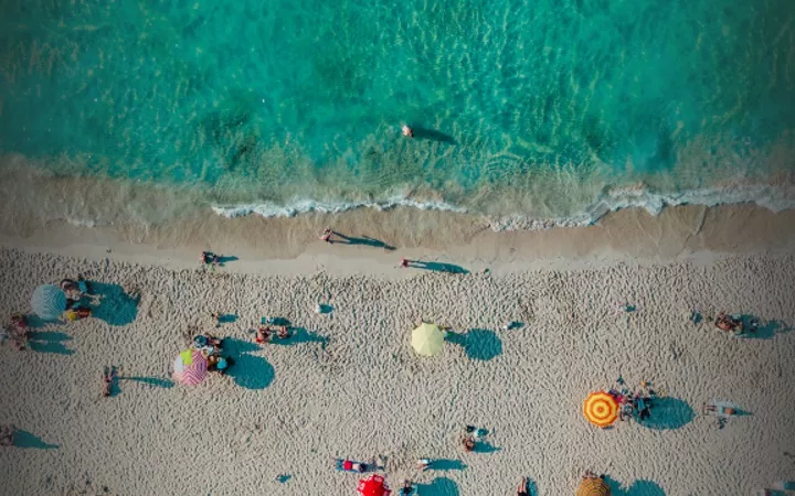 Ist das Erlaubt? Sonnenbaden ohne Kleidung im Urlaub? Im Urlaub oben ohne: Darf ich das?