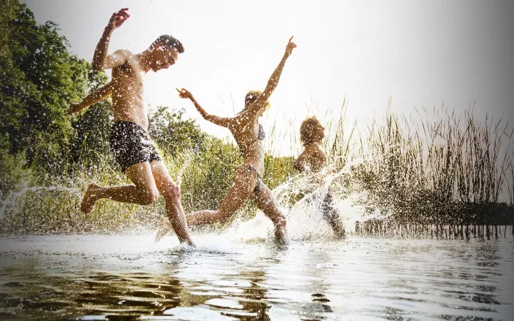 Diese Seen in Sachsen bereiten dir Urlaubsfeelings Im See baden