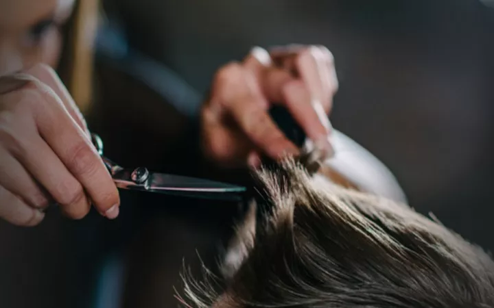 Der Edgar Haircut - Ein Haartrend erobert die Medien! Friseurin schneidet Haare