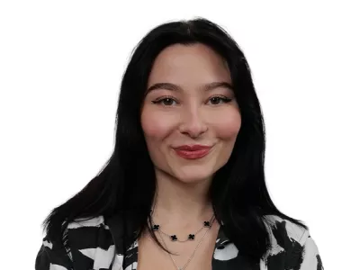 Junge Frau mit schwarzen Haare und einem schwarz weiß gemustertem Top