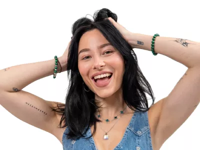 Junge Frau wuschelt sich durch die Haare