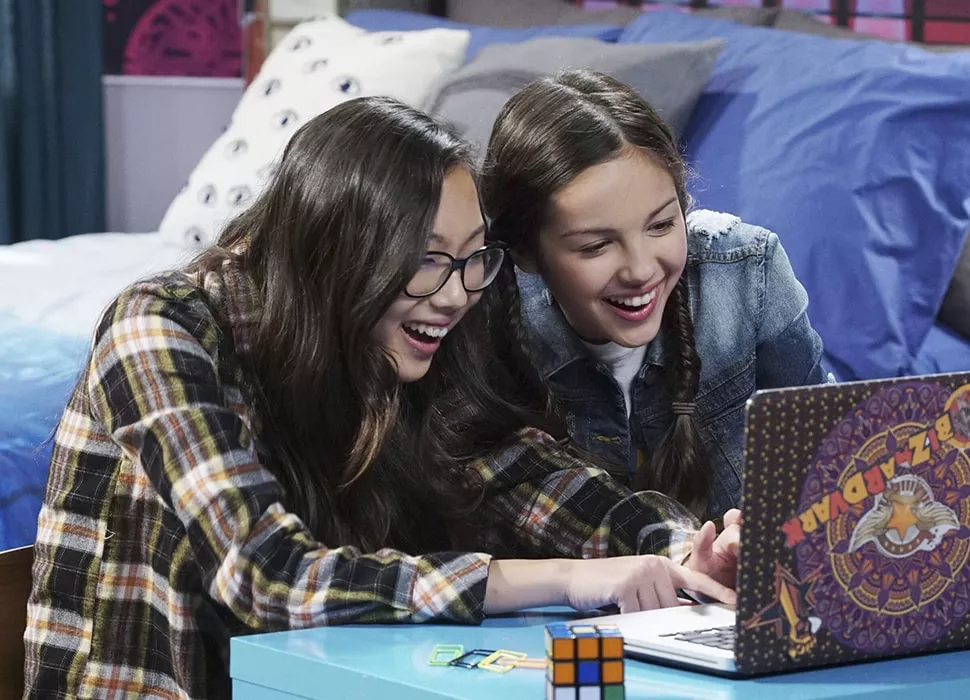 Olivia Rodrigo (rechts) am Set von "Bizaardvark"