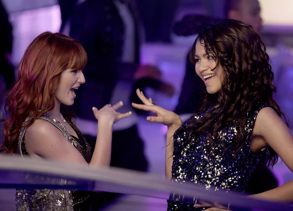 Zendaya (rechts) mit Bella Thorne am Set von "Shake It Up"