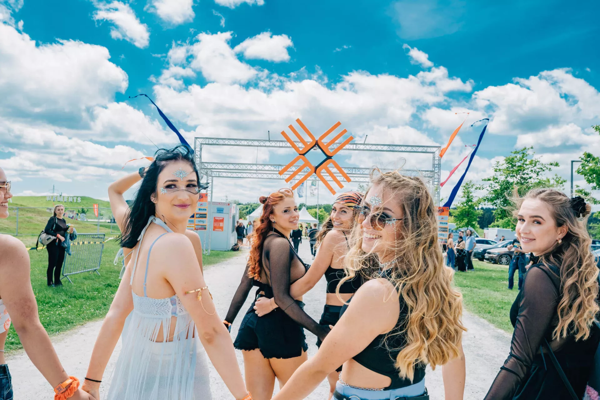 Eine Gruppe junger Frauen auf dem ELEMENTS Festival lächelt in die Kamera