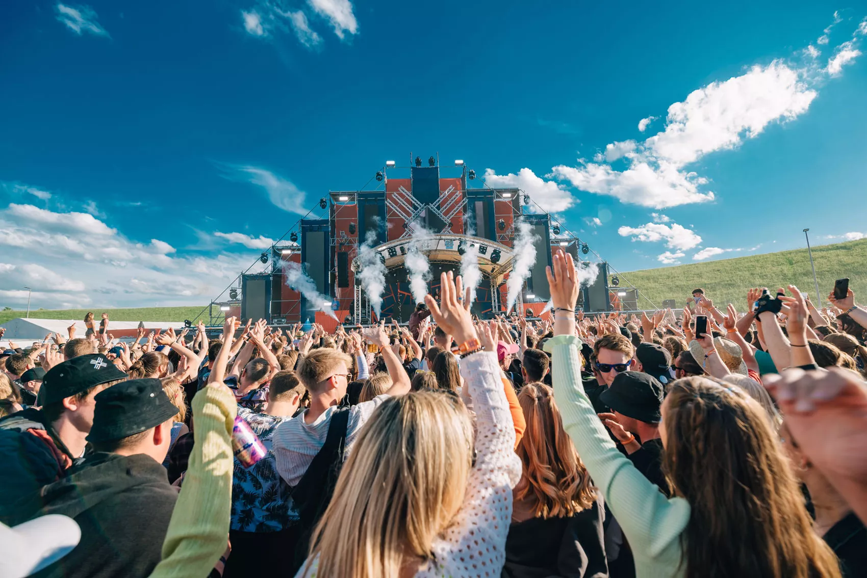 Besucher feiern auf dem Elements Festival