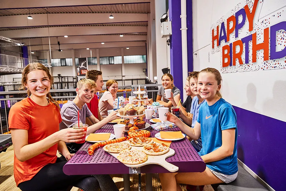 Kinder feiern Geburtstag im JUMP House