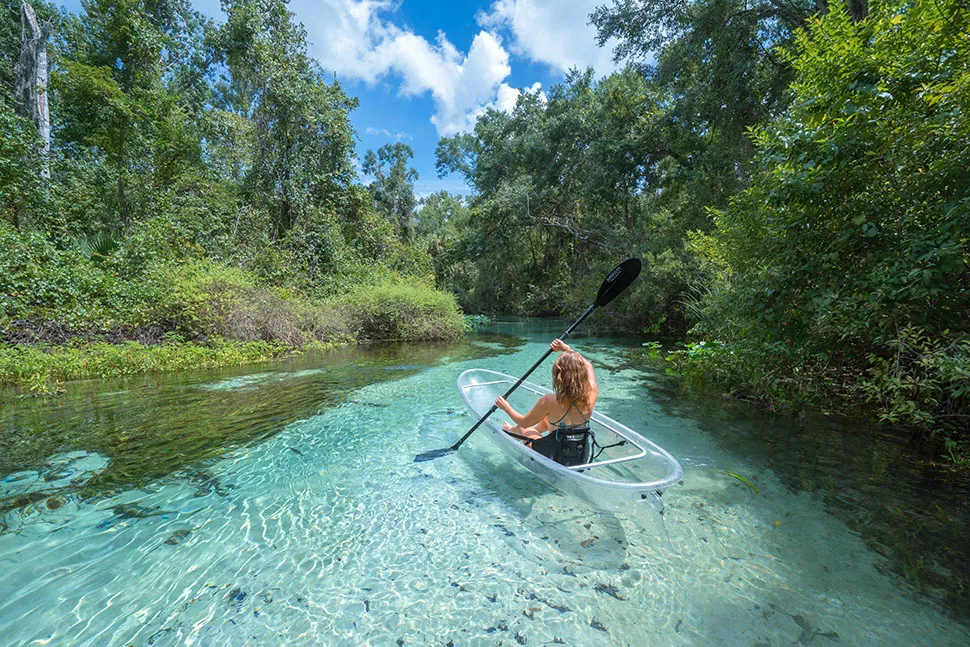 Ein Kayak auf einem Fluss