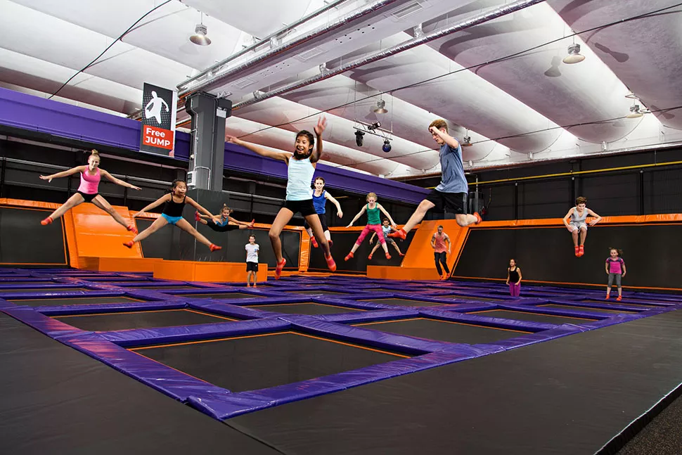 Kinder springen Trampolin im JUMP House