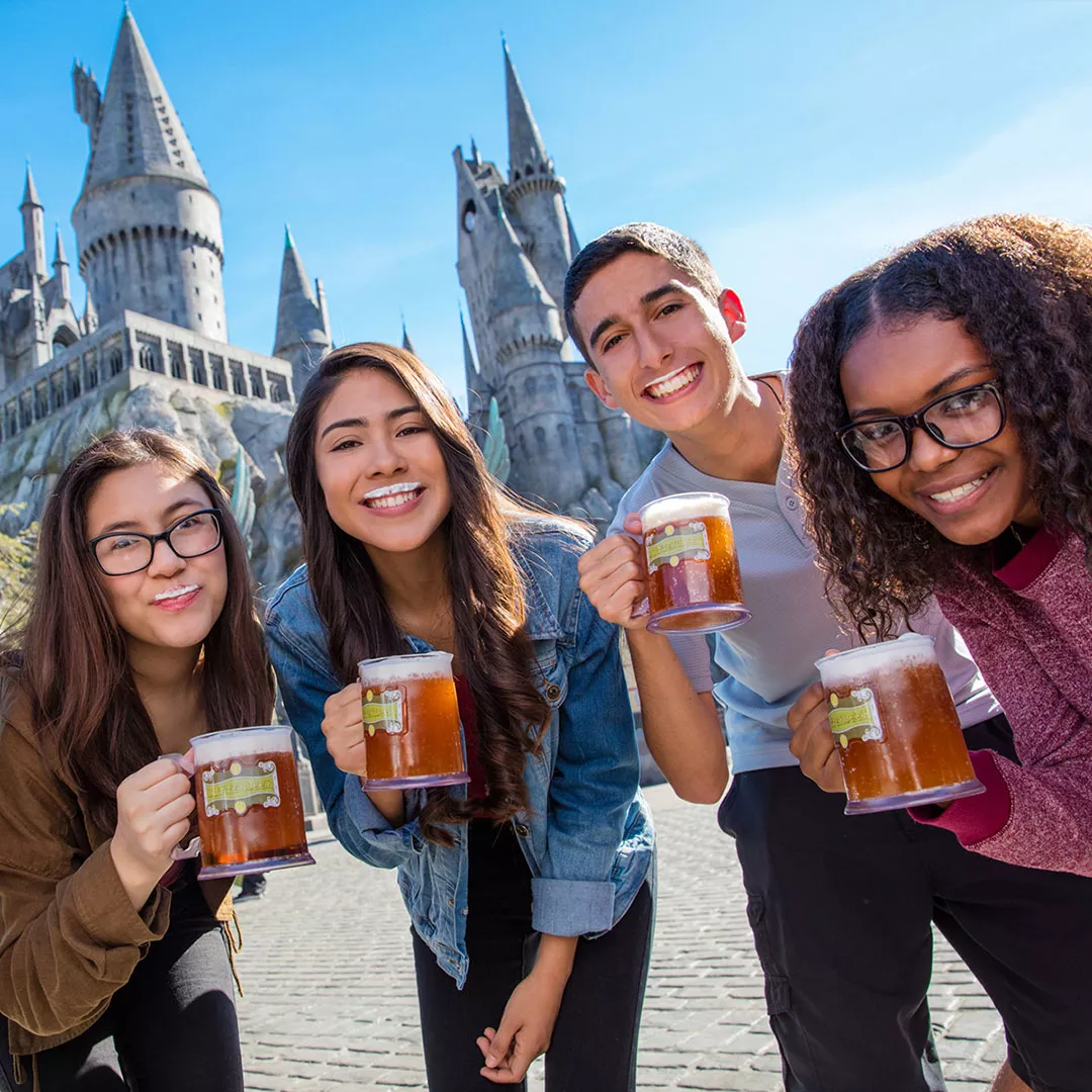 Vier Personen trinken Butterbeer