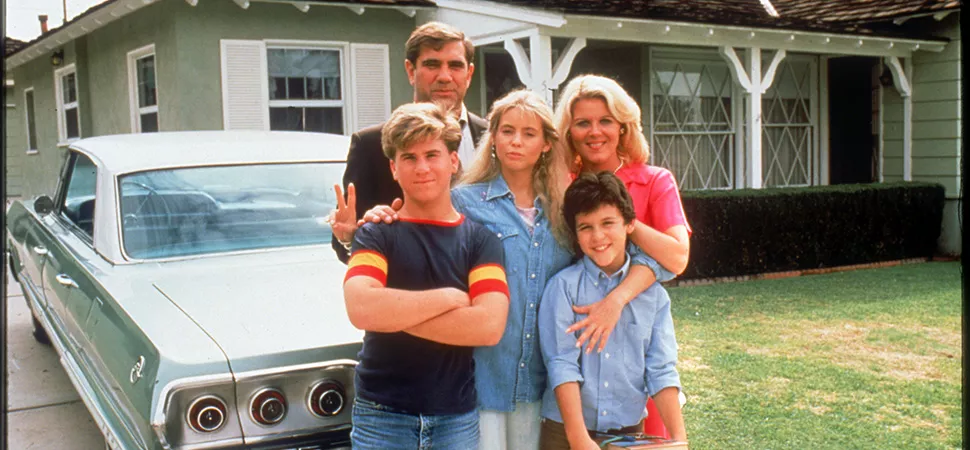 Der Cast von "Wunderbare Jahre" vor einem Haus mit Auto