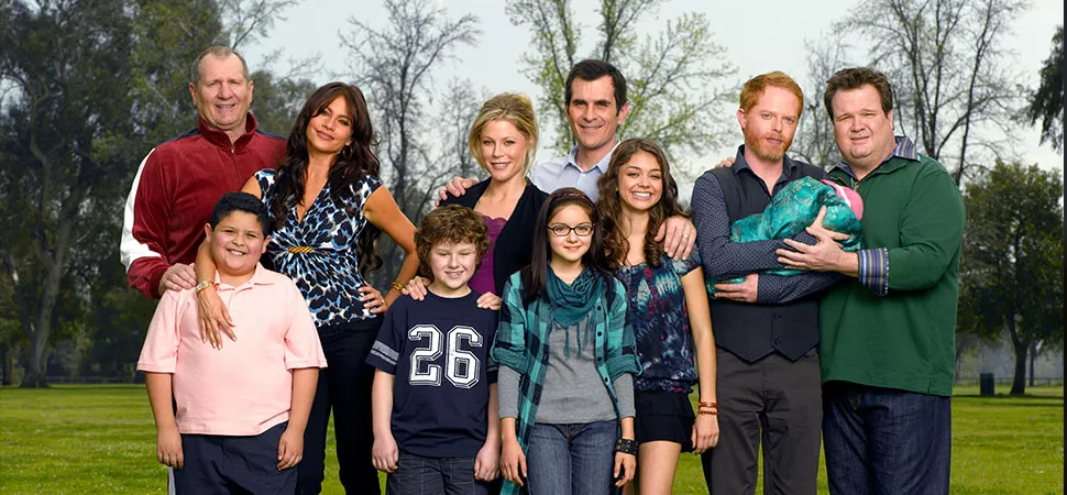 Gruppenfoto aller Charaktere aus der Serie "Modern Family"