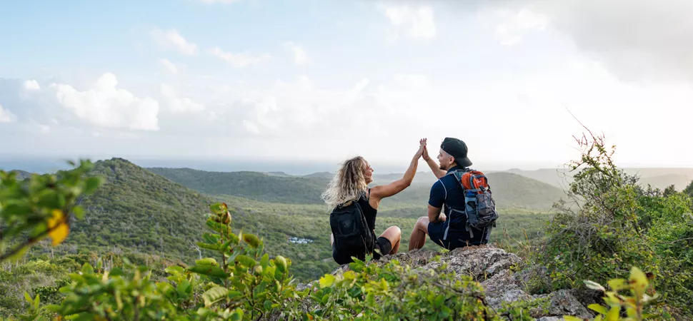 Zwei Wanderer klatschen auf einem Berg ein