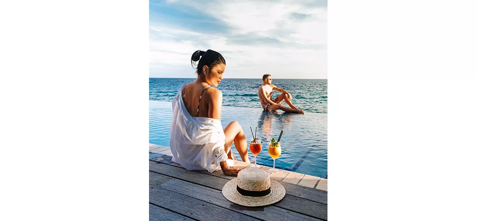 Zwei Urlauber am Pool des Art Hotel Curaçao