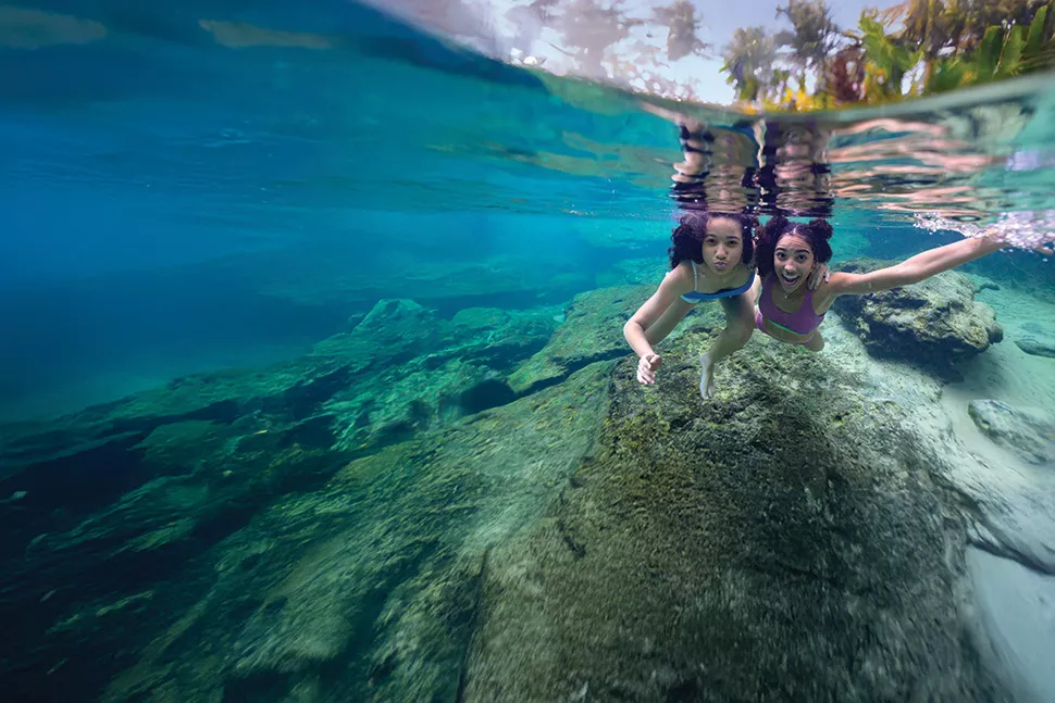 Zwei Mädchen tauchen 