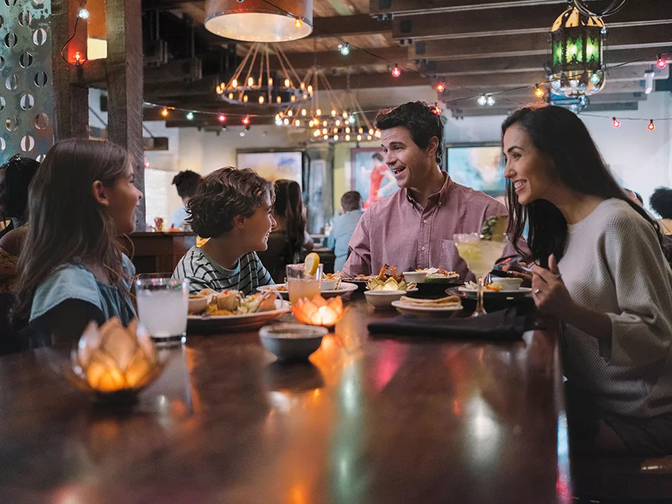 Eine Familie beim Abendessen