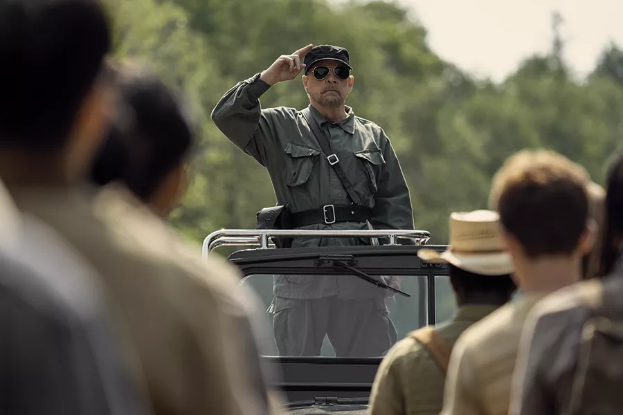 Offizier in Uniform salutiert 