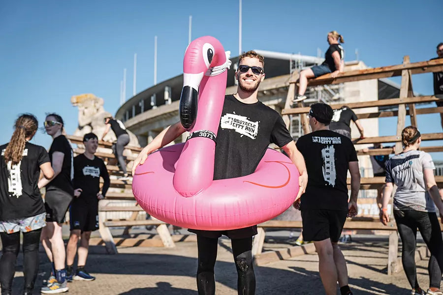 Mann mit einem aufblasbaren Flamingo Schwimmring