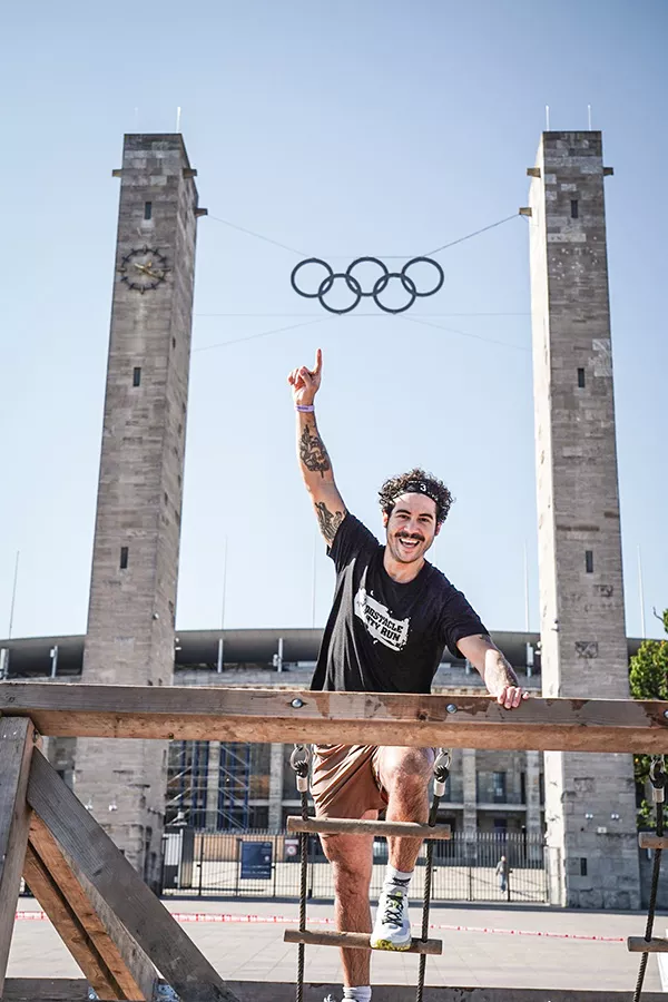Finisher rennt durchs Ziel