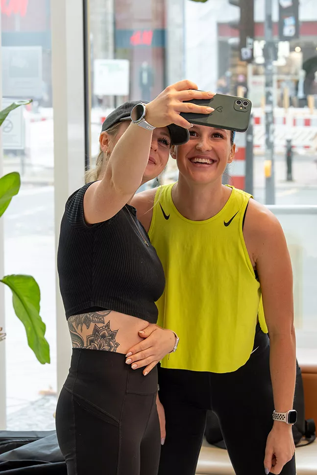 Zwei Frauen machen ein Selfie