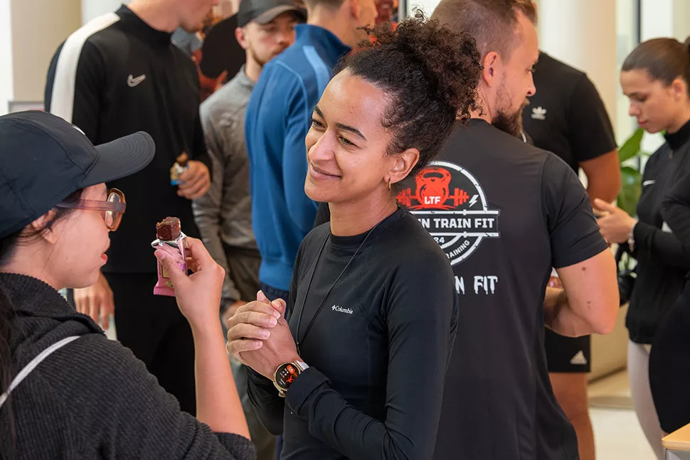 Leute unterhalten sich nach dem Run
