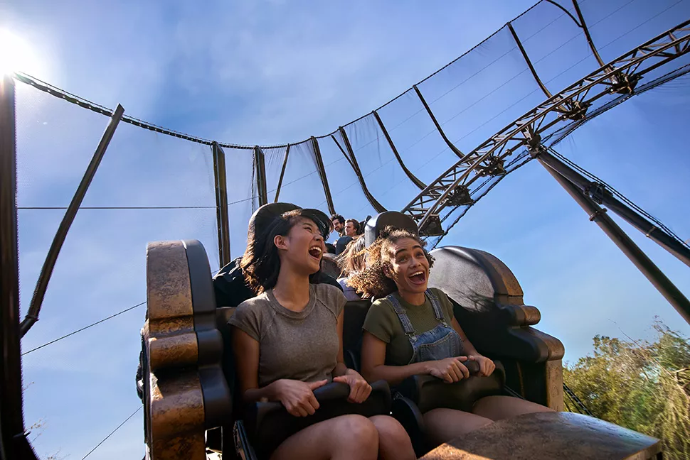 Zwei Frauen auf einer Achterbahn schreien