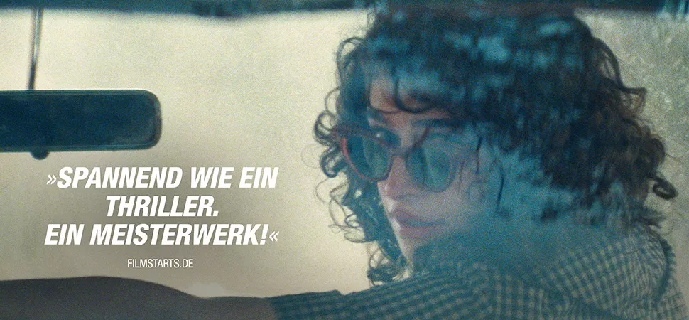 Eine lockige Frau im Auto