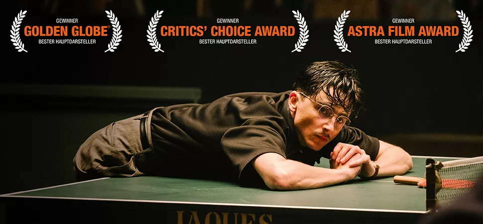 Timothee Chalamet als Marty Supreme auf einem Tischtennistisch