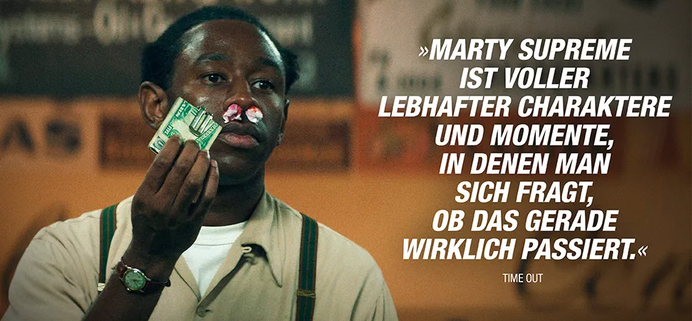 Ein aus der Nase blutender Mann hält einen Dollarschein hoch