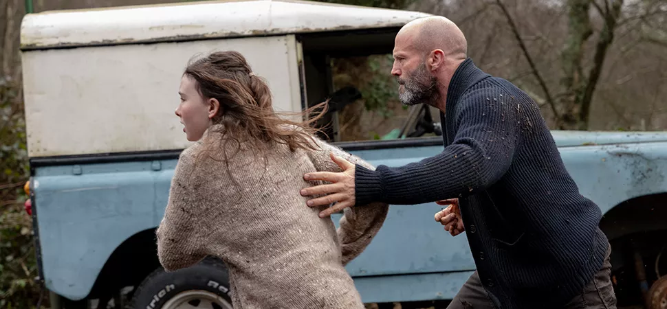 Ein Mann und eine junge Frau rennen