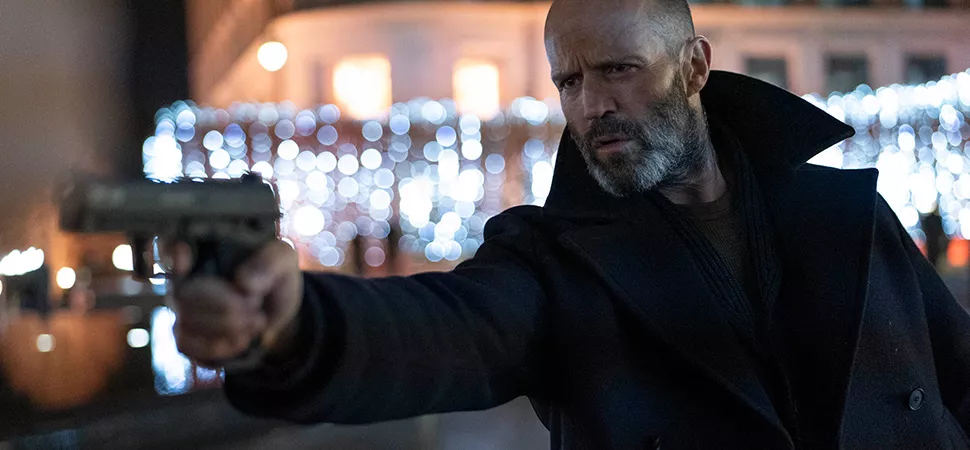Schauspieler Jason Statham mit einer Waffe