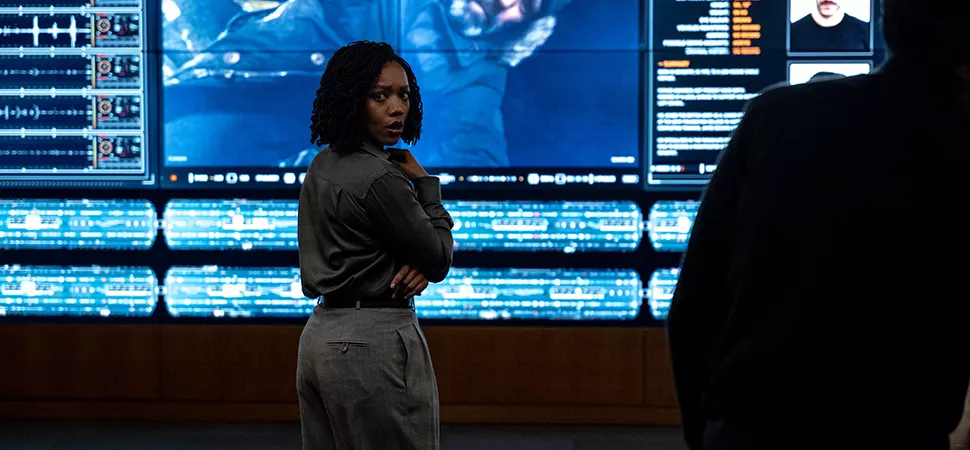 Eine Frau steht vor einem großen Bildschirm