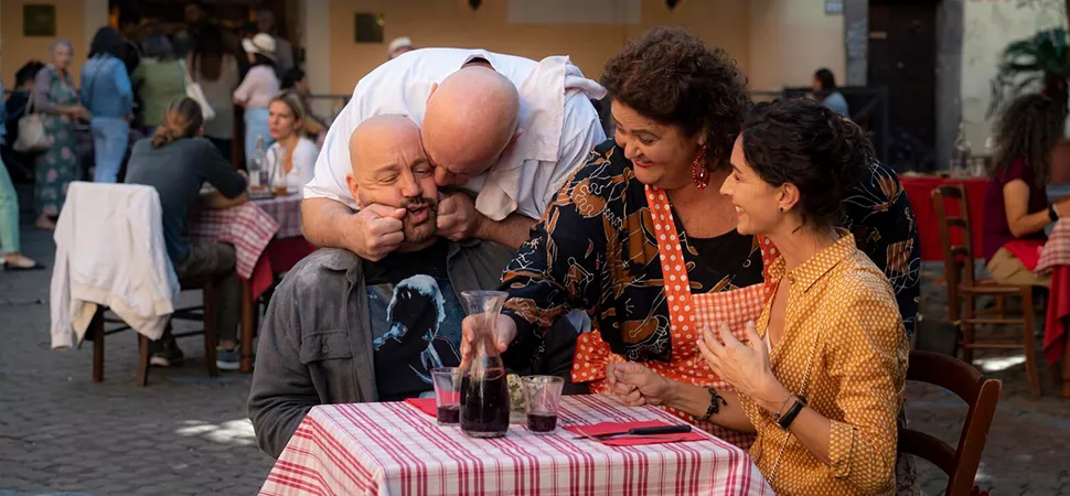 Zwei Männer und eine Frau an einem Tisch 