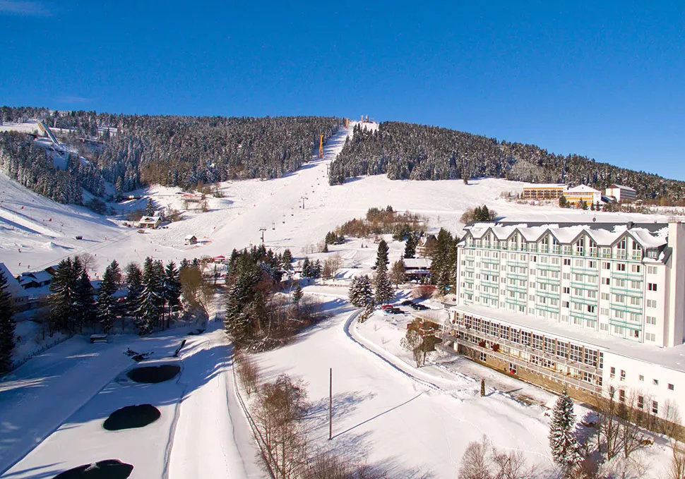 Eine schneebedeckte Landschaft mit blauem Himmel 