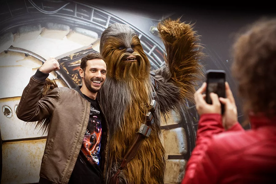 Ein Mann posiert zusammen mit Chewbacca von Star Wars für ein Foto